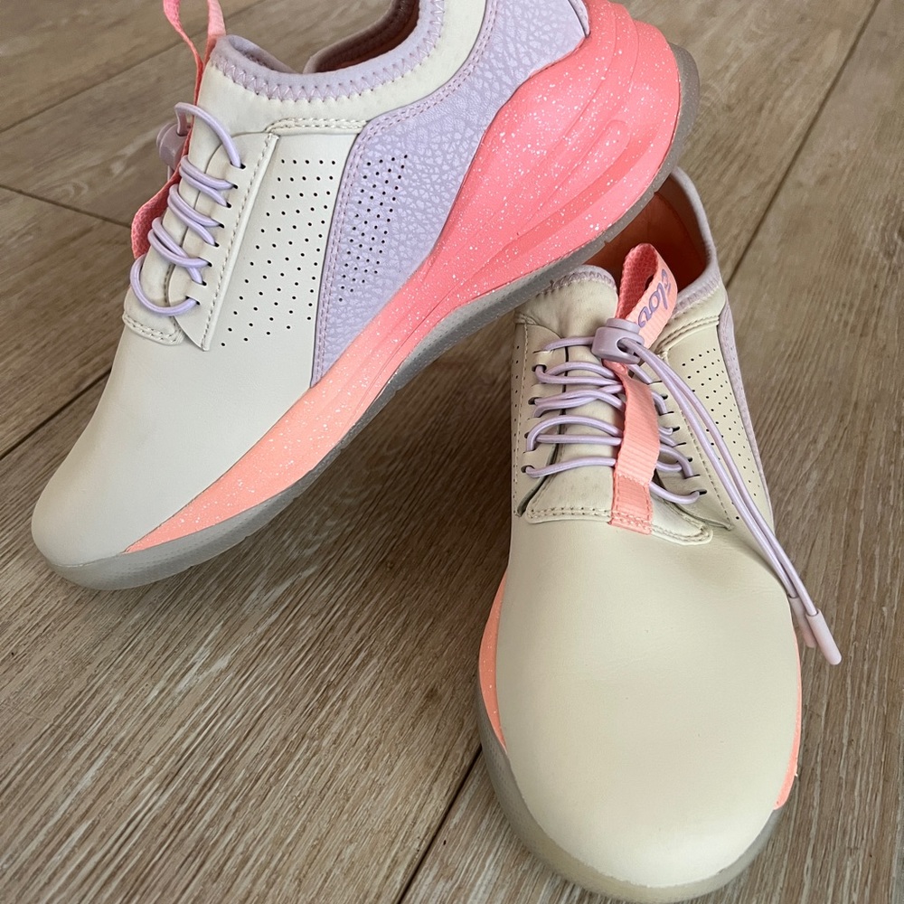 Clove Nurses Shoes size 7.5 peach/ quartz